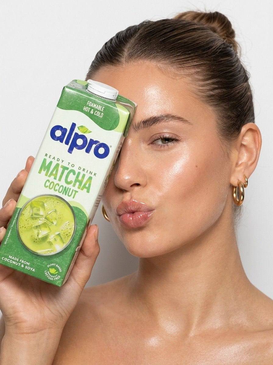 Beauty product campaign kiss pose: GPT Image 2 prompt